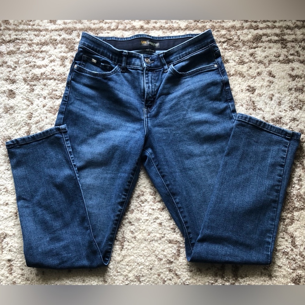 Petite Lee Flex Motion Straight-Leg Jeans